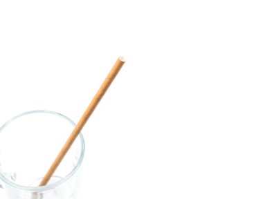 Kağıt içecekler izole edilmiş. Kahverengi tek kullanımlık pipetler, çevre dostu kokteyl tüpleri, beyaz arka planda sıfır atık pipo.