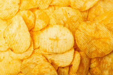 Patates cipsi dokusu arka planı. Çıtır çıtır patates çerez kalıbı, fast food aperatifleri duvar kağıdı üst görünümü.