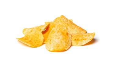 Patates cipsi yığını izole edilmiş. Çıtır çıtır patates çerezi, beyaz arka planda fast food atıştırmalıkları.