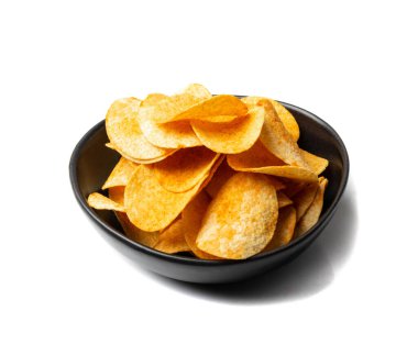 Siyah kasede patates cipsi yığını var. Çıtır çıtır patates çerez yığını, baharatlı fast food atıştırmalıkları, beyaz arka planda kırmızı biber tozu.