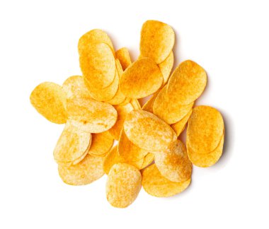 Patates cipsi yığını izole edilmiş. Çıtır çıtır patates çerez yığını, fast food abur cubur grubu beyaz arka plan manzaralı