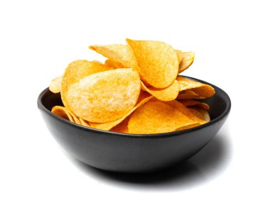 Siyah kasede patates cipsi yığını var. Çıtır çıtır patates çerez yığını, baharatlı fast food atıştırmalıkları, beyaz arka planda kırmızı biber tozu.