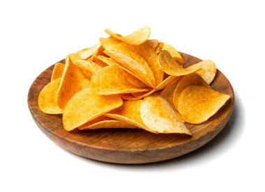 Tahta tabakta patates cipsi yığını var. Çıtır çıtır patates çerez yığını, baharatlı fast food atıştırmalıkları, beyaz arka planda kırmızı biber tozu.
