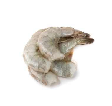 Taze karides kuyrukları izole edilmiş. Çiğ başsız karides, Pasifik karidesi, pişmemiş kaplan karidesi, beyaz arka planda jumbo deniz ürünleri.