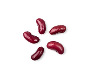 Kırmızı fasulye izole edildi. Pişmiş fasulye yığını, fırınlanmış bakla, konserve kırmızı fasulye, rajma, Fhaseolus vulgaris, beyaz arka planda legüminöz salata malzemesi.