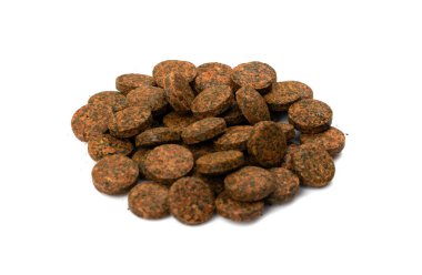 Bastırılmış kahverengi haplar izole edilmiş. Bitki tabletleri, besin takviyeleri, akvaryum karideslerini beslemek için tabletler, turba topakları, beyaz arka planda sıkıştırılmış gübre.