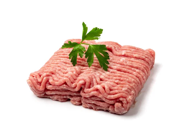切碎的猪肉被隔离 碎鲜肉片 未煮熟的生猪肉食 在白背景上用绿色调味肉食 — 图库照片
