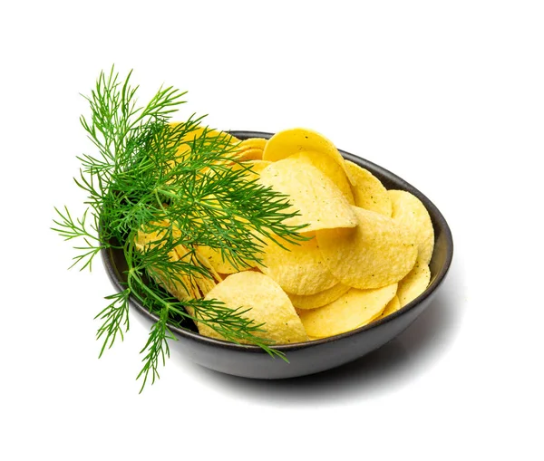 Potatischips Stapel Svart Skål Isolerad Krispig Tunn Potatis Mellanmål Hög — Stockfoto