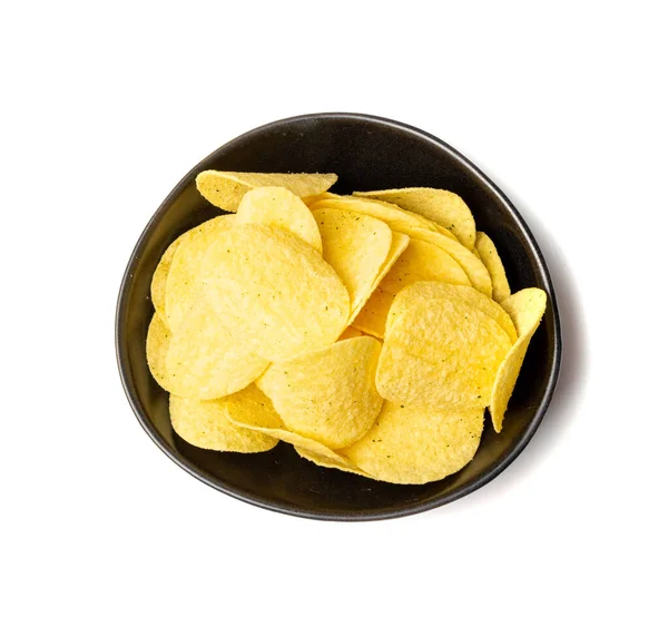 Potatischips Stapel Svart Skål Isolerad Krispig Tunn Potatis Mellanmål Hög — Stockfoto