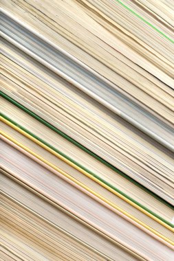 Kitap yığını dokusu arka planı. Eski dergi köşeleri kapanıyor, günlük yığını, detaylı kitap kenarı, klasik çizgi roman paketi, atık kağıt yan görünümü