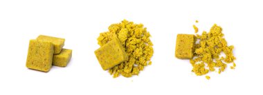 Stok küpü izole edildi. Sebze konsantrasyonu, et suyu küpleri, bulyon küpü, beyaz arka planda hazır baharat çorbası malzemesi.