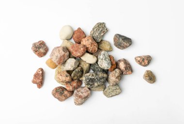Renkli çakıl taşları izole edildi. River Stones Group, Bazalt Parça Kümesi Beyaz Arkaplan Üst Görünümü