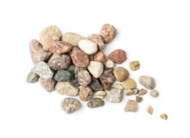 Renkli çakıl taşları izole edildi. Dağılmış Nehir Taşları Grubu, Beyaz Arkaplan Üst Görünümündeki Bazalt Parçaları