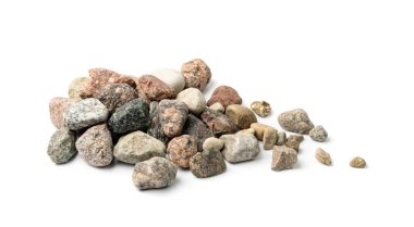 Renkli çakıl taşları izole edildi. Dağılmış Nehir Taşları Grubu, Beyaz Arkaplanda Bazalt Parçaları