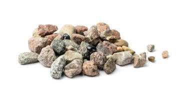 Renkli çakıl taşları izole edildi. Dağılmış Nehir Taşları Grubu, Beyaz Arkaplanda Bazalt Parçaları