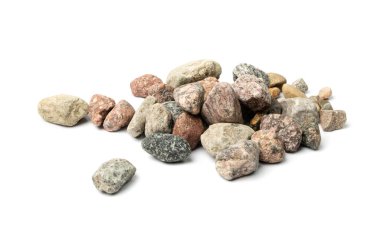 Renkli çakıl taşları izole edildi. Dağılmış Nehir Taşları Grubu, Beyaz Arkaplanda Bazalt Parçaları