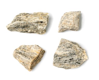 Gneiss çakıl taşları izole edildi. Granodiorite taş grubu, katmanlı, çizgili gri taş kabuk, beyaz arka plan görünümlü gri bazalt parçaları koleksiyonu