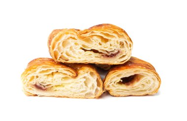 Tereyağlı kruvasan kesiti, doku gösteriyor. Puf böreği izole, tatlı kipferl kesim, tereyağlı flaky viennoizeri, katmanlı mayalı hamur tatlısı beyaz arka planda