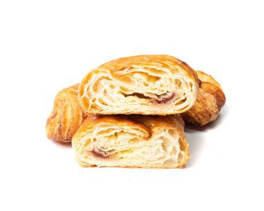 Tereyağlı kruvasan kesiti, doku gösteriyor. Puf böreği izole, tatlı kipferl kesim, tereyağlı flaky viennoizeri, katmanlı mayalı hamur tatlısı beyaz arka planda