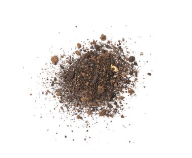 Turba toprağı ıssız. Kurumuş kuru toprak, toprak yığını, gübre toprağı, kurak toprak, doğal siyah çim, beyaz arka planda kirli toprak dokusu.