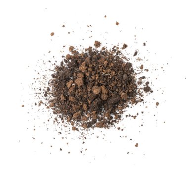 Turba toprağı ıssız. Kurumuş kuru toprak, toprak yığını, gübre toprağı, kurak toprak, doğal siyah çim, beyaz arka planda kirli toprak dokusu.