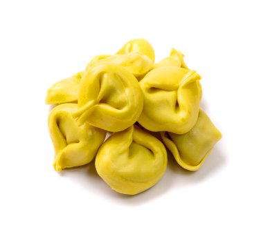 Tortellini izole edildi. Agnolotti, cappelletti, İtalyan hamur tatlısı, doldurulmuş makarna, sarı tortelloni, el yapımı ravioli, cappelletti, beyaz arka planda uszka.