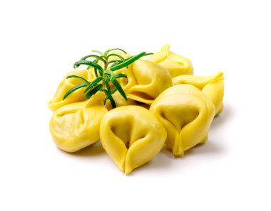 Tortellini izole edildi. Agnolotti, cappelletti, İtalyan hamur tatlısı, doldurulmuş makarna, sarı tortelloni, el yapımı ravioli, cappelletti, beyaz arka planda uszka.