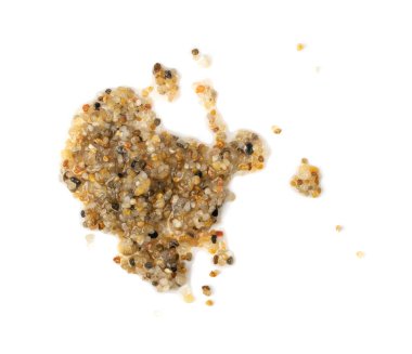 Akvaryum toprağı izole edilmiş. Islak deniz kumu, su kaplaması için nötr nehir kuvars kumu, kahverengi kumlu plaj dokusu, beyaz arka planda ince çakıllar.