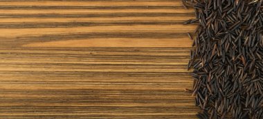 Çiğ Black Wild Rice Arka plan Üst Manzarası. Bio Rice Uzun Tohumlar, Yaban Gevreği Dokusunda Metin İçin Yer