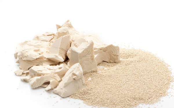 Дрожжи изолированы. Сухие и сырые сжатые хлебобулочные дрожжи, моментальная куча гранул барма, ингредиенты хлеба