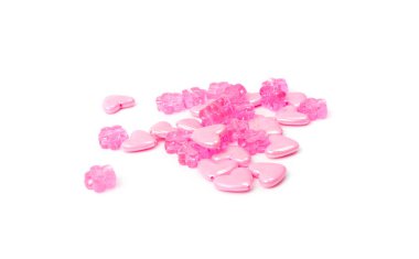 Pembe boncuklu kalpler ve izole cam çiçekler. Boncuk aksesuar, boncuk yığını, beyaz arkaplanda el işi elementler.