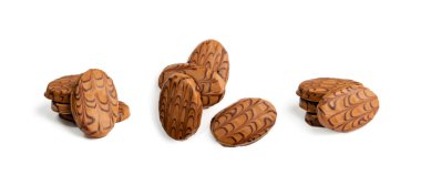 Süt ve kara çikolatayla kaplanmış Oval Bisküvi. Yuvarlak Kurabiyeler Beyaz Arkaplanda İzole Edildi