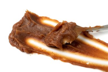 Kestane püresi izole edilmiş. Kestane kremi, kestane ezmesi, kastane reçeli, ev yapımı kestaneler tatlı birikintisi, leke, damla, yayılma veya beyaz arka plana sıçrama