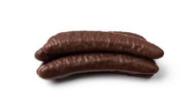 Muzlu çikolatalı izole. Muz şekilli şekerler, meyveli aromalı aperatifler, muzlu sufle çikolata kaplı beyaz arka plan görüntüsü.