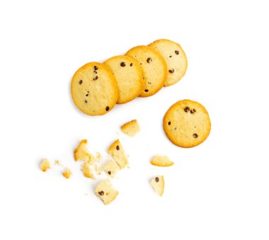 Çikolatalı bisküviler izole edilmiş. Koyu çikolata parçalı altın tereyağlı kurabiyeler, vanilyalı kurabiye, yuvarlak yumuşak kurabiyeler.