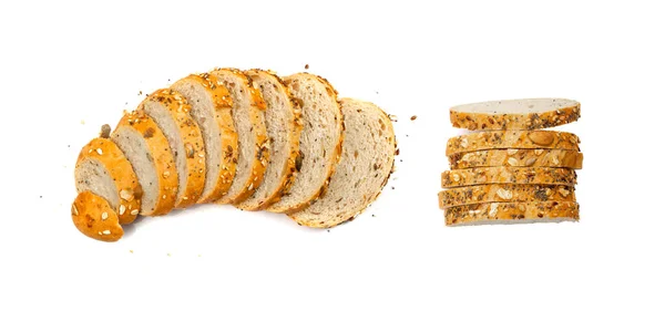 自制面团面包片被分离了 白背景色下的生锈谷类面包片 — 图库照片