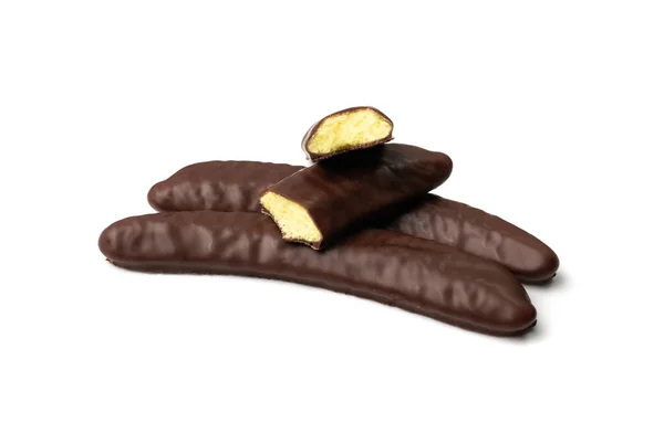 巧克力香蕉分离 香蕉形状的糖果 果香点心 香蕉酥覆盖着巧克力釉面的白色背景色 — 图库照片