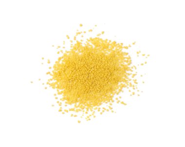 Kuskus yığını izole edilmiş. Kuru yastık, çiğ kuskus, pişmemiş kuskus ya da beyaz arka planda irmik tanecikleri.