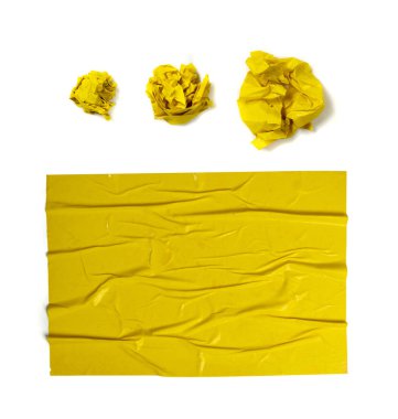 Sarı Yapıştırılmış Kağıt Doku Kırpma Yolu ile Beyaz Arkaplanda izole edildi. Creases Yüzey Grunge Efektiyle Islak Duvar Kağıdı ve Metin Yerleştir