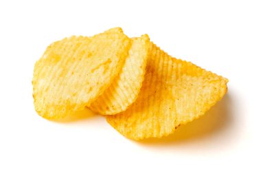 Patates cipsi yığını izole edilmiş. Çıtır çıtır patates çerez yığını, fast food ince abur cubur grubu beyaz arka planda