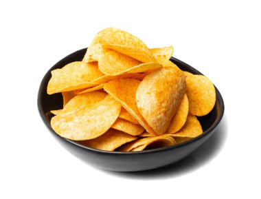 Siyah kasede patates cipsi yığını var. Çıtır çıtır patates çerez yığını, baharatlı fast food atıştırmalıkları, beyaz arka planda kırmızı biber tozu.