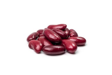 Kırmızı fasulye izole edildi. Pişmiş fasulye yığını, fırında bakla, konserve kırmızı fasulye, rajma, Fhaseolus vulgaris, beyaz arka planda legüminöz salata malzemesi.