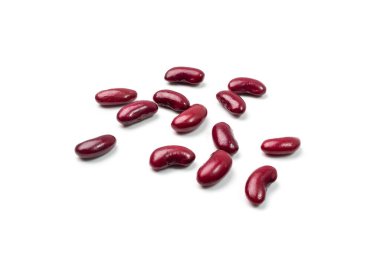 Kırmızı fasulye izole edildi. Pişmiş fasulye yığını, fırınlanmış bakla, konserve kırmızı fasulye, rajma, Fhaseolus vulgaris, beyaz arka planda legüminöz salata malzemesi.