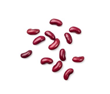 Kırmızı fasulye izole edildi. Pişmiş fasulye yığını, fırınlanmış bakla, konserve kırmızı fasulye, rajma, Fhaseolus vulgaris, beyaz arka planda legüminöz salata malzemesi.