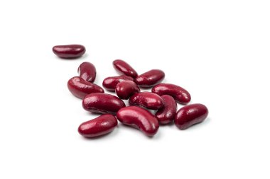 Kırmızı fasulye izole edildi. Pişmiş fasulye yığını, fırında bakla, konserve kırmızı fasulye, rajma, Fhaseolus vulgaris, beyaz arka planda legüminöz salata malzemesi.