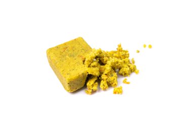 Stok küpü izole edildi. Parçalanmış sebze stoku konsantrasyonu, kırık et suyu küpleri, bulyon küpü, beyaz arka planda hazır baharat çorbası bileşeni.