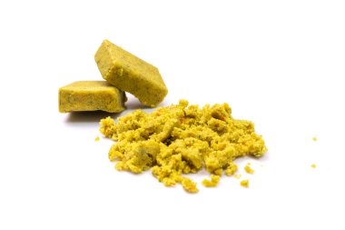 Stok küpü izole edildi. Parçalanmış sebze stoku konsantrasyonu, kırık et suyu küpleri, bulyon küpü, beyaz arka planda hazır baharat çorbası bileşeni.