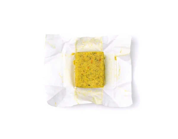 株式キューブ分離 野菜のストックの濃縮物 スープキューブ ブイヨンキューブ 白い背景の上のビューにラッパー内のインスタントスパイススープ成分 — ストック写真