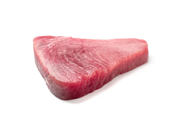 生のマグロステーキは孤立 白身魚の切り身 新鮮なマグロの切り身 魚介の刺身 クロマグロの部分 アカミ アサヒロイン アルバコア肉 — ストック写真