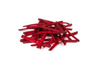 Pancar dilimi izole edilmiş. Izgara kırmızı pancar, pancar kökü çubukları, kesikler, parçalar, beyaz arka planda dilimlenmiş pancar kökü.